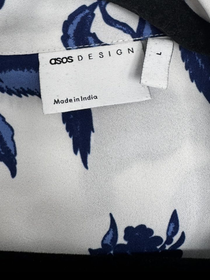 Close-up of the ASOS DESIGN neck label, size L